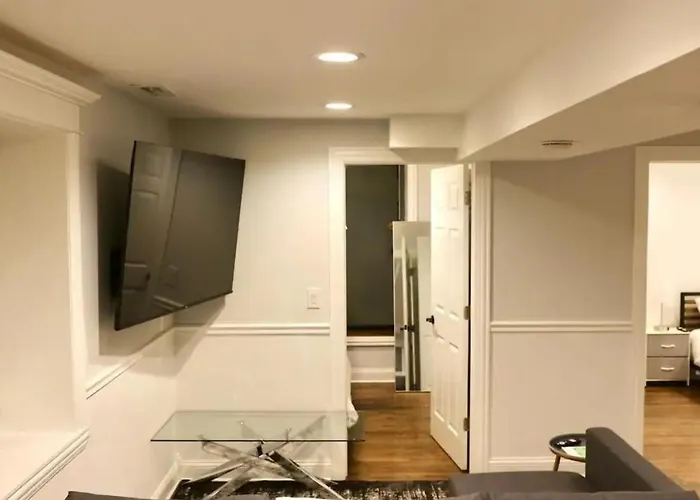 Stylish Cozy 2br Near Train Station Groceries Apartment Chicago